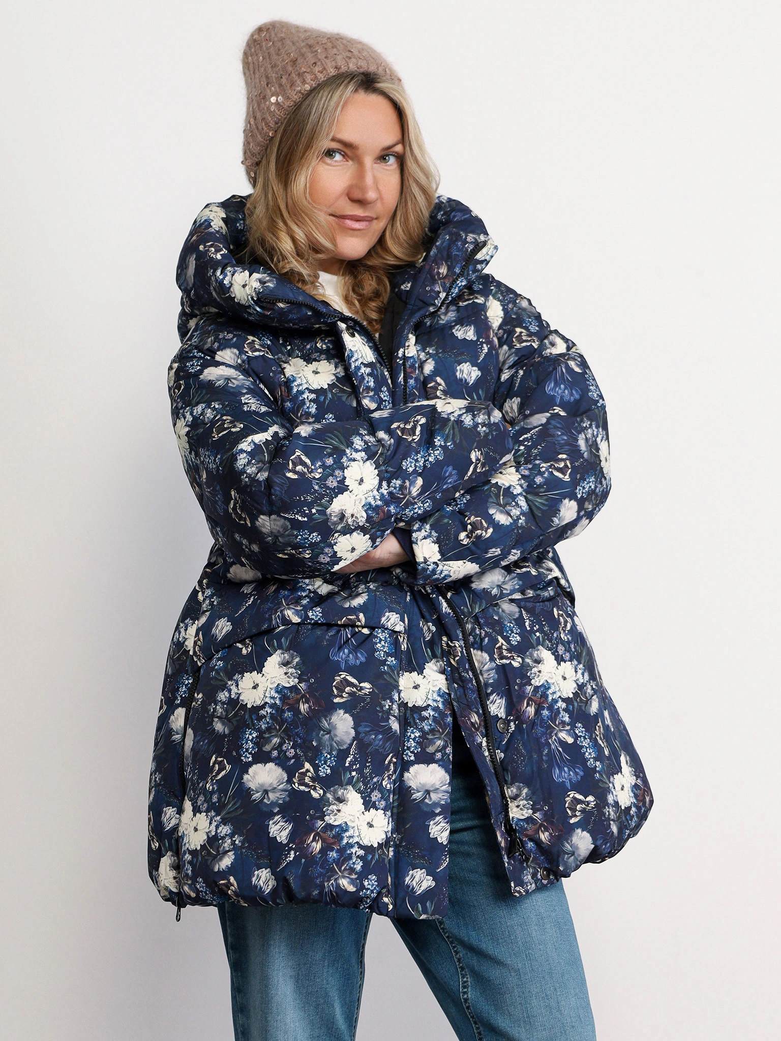 Пуховик с цветочным принтом синего цвета с капюшоном